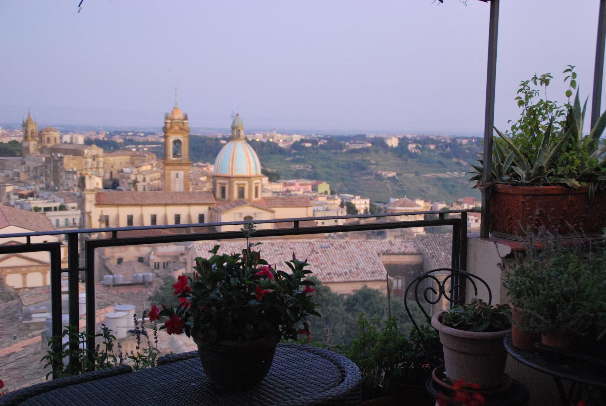 Casa Tipica Siciliana Patronale Home Bedandbreakfast Tremetrisoprailcielo Camere Con Vista, Colazione Interna In Terrazzo Panoramico Caltagirone Zewnętrze zdjęcie