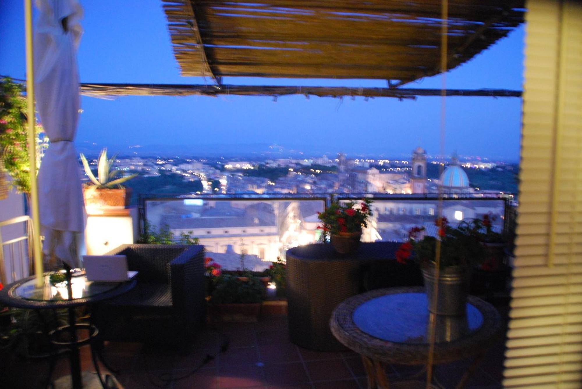 Casa Tipica Siciliana Patronale Home Bedandbreakfast Tremetrisoprailcielo Camere Con Vista, Colazione Interna In Terrazzo Panoramico Caltagirone Zewnętrze zdjęcie