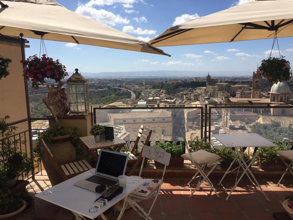 Casa Tipica Siciliana Patronale Home Bedandbreakfast Tremetrisoprailcielo Camere Con Vista, Colazione Interna In Terrazzo Panoramico Caltagirone Zewnętrze zdjęcie